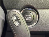 【キーレススタートシステム】カバンやポケットに入れたままでもドアの施錠・解錠が可能なスマートキーを装備。エンジンのオン・オフ時もカギを取り出す必要が無いからとっても便利です♪