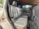 後部座席も気になるようなキズ・汚れやへたり等、大きなダメージはなく、良好な状態です。