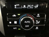 左右独立温度コントロールフルオートエアコンです。運転席、助手席それぞれで独立して温度設定ができます。冷え性の方が乗っても安心ですね♪