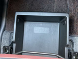 助手席下部にサンダル等小物が入るシートアンダートレー収納BOXが有ります。