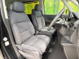 運転席まわりには十分なスペースがあり、大柄な方でもゆったり運転していただける環境です。