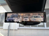 【インテリジェントルームミラー】通常のミラーと、車両後方のカメラで映し出される映像で確認できるモードをお使い頂けます!乗員や荷物で後ろが見えないときに便利です!