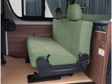 車両仕様:「A-TYPE」標準装備・2列目キャンピング専用シート・2列目シートリマインダー(ディーゼル車のみ)・ベットマット自動車難燃式ファブリック・リヤサイドキャビネット左右ハイタイプ格納有・オリジ