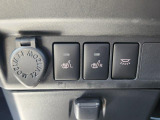 運転席、助手席にはシートヒーター機能を装備!電熱線を使用した暖房ですので、寒い季節や雨などで急に体が冷えてしまったとき等に便利で快適な機能です!