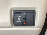 左側電動スライドドアは運転席からでも操作ができるように、ハンドル付近に開閉の操作スイッチが付いています。