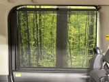 【ロールシェード】日差しや車外からの光が眩しいときにサッと引き出して使える、ロール格納タイプのサンシェードを装備。後席に乗ったお子様がウトウトしだした時など、ぜひご活用ください♪