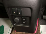 運転席・助手席には、シートヒーターが設置されています。冬の寒い日も快適に過ごせます。充電用USB端子も設置されています。