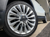 ●純正18インチアルミホイール:輸入車ならではの卓越した走りを支えるホイールと足回りです!日本車の走りに慣れている方にもぜひ体感して頂きたいほど、高いレベルでまとまっています!