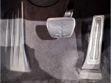 【ペダル】BMWはオルガン式アクセルペダルを採用しています。踏み込む足とペダルが同じ軌跡を描くため、かかとがずれにくく、アクセルコントロールがよりしやすくなるメリットがあります。