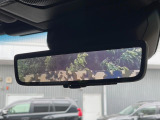 【デジタルインナーミラー】後席の大きな荷物や同乗者で後方が確認しづらい時でも安心!カメラが撮影した車両後方の映像をルームミラー内に表示。クリアな視界で状況の確認が可能です!