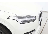 ひときわ印象的なT字型のLEDヘッドライトはステアリング操作と連動しており、またアクティブハイビーム機能も備えています。