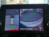 【アラウンドビューモニター】空から見下ろすような視点で、スムースな駐車と安全確認をサポートします。
