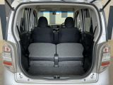 リアシートを倒すことでほぼフラットの状態となります。スペースを広く有効にご活用いただけます。