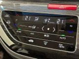 左右独立温度コントロールフルオートエアコンです。運転席、助手席それぞれで独立して温度設定ができます。冷え性の方が乗っても安心ですね♪