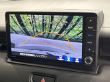 【バックカメラ】駐車時に後方がリアルタイム映像で確認できます。大型商業施設や立体駐車場での駐車時や、夜間のバック時に大活躍!運転スキルに関わらず、今や必須となった装備のひとつです!