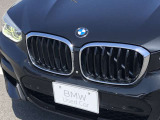 左右のキドニー・グリルの中心にはBMWのエンブレムが鎮座し、個性を放つデザイン性を兼ね備えました。