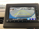 後退時に車両の後ろ側をモニター画面に表示します。車庫入れが苦手な人もこれで安心♪