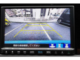 シフトレバーをリバース(バック)に入れるとナビ画面に自動でリアビューが映し出されます。運転が苦手な方、狭い車庫入れ等をサポートさせていただきます☆