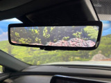 【デジタルインナーミラー】後席の大きな荷物や同乗者で後方が確認しづらい時でも安心!カメラが撮影した車両後方の映像をルームミラー内に表示。クリアな視界で状況の確認が可能です!