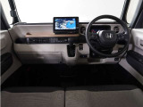 ◆視界広々で非常に運転しやすくロングドライブでも疲れを感じさせないすっきりとまとまったインパネ周りです。