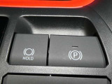 【電動パーキングブレーキ】パーキングブレーキはスイッチ操作です。シフトレバーをPポジションに入れると自動で作動し、その他のシフトポジションにシフトすると解除されるオート機能付です。