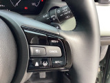 ステアリング右側でHondaSENSINGの操作が可能です。パドルシフトも装備しています。