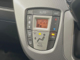 【オートエアコン】一度お好みの温度に設定すれば、車内の温度を検知し風量や温度を自動で調整。暑い&hellip;寒い&hellip;と何度もスイッチ操作をする必要はありません。快適な車内空間には必須の機能ですね♪