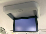 【後席モニター】家族や友人とお出かけする機会が多い方に大人気の後席モニターを装備!見やすい位置に画面がありテレビやDVDの視聴も快適!友達もお子様も、後席にしか乗らなくなるかも??