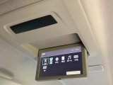 【フリップダウンモニター】大画面モニターで後席でもエンタメをお楽しみいただけます。小さなお子様にも大人気の装備です♪