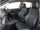 ブラックレザーシート搭載!長時間の運転も疲れにくいフロントシート!体をしっかり支えてくれて運転がしやすい形状です!