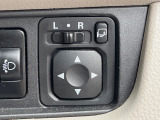 【電動格納ミラー】サイドミラーは電動格納式となっており、狭い駐車場でもキズがつくリスクを抑えられます。