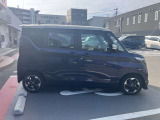 サイドから見ても素敵なデザインの軽自動車です!天井も高く室内空間も広く快適です☆