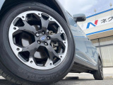 【純正17インチアルミホイール】外観にマッチした純正アルミホイールを装着しております。各種社外アルミホイールや、スタッドレスタイヤも取扱いしております。是非ご相談ください♪