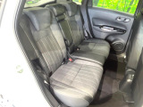 後部座席も気になるようなキズ・汚れやへたり等、大きなダメージはなく、良好な状態です。