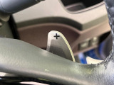 【パドルシフト】ハンドルから手を離さずに素早くシフトアップ&ダウンができるので、エンジンブレーキを使う下り坂や高速道路の合流で加速したい場面で役立ちます。