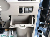 運転席周りには蓋つきの収納が有ります。