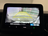 後退時に車両の後ろ側をモニター画面に表示します。車庫入れが苦手な人もこれで安心♪