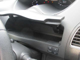 運転席前方のアッパーボックスに普段使いの小物が収納できます