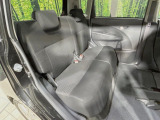 後部座席も気になるようなキズ・汚れやへたり等、大きなダメージはなく、良好な状態です。