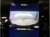 ■人気のフロントビューモニター装備。フロントグリルのカメラ映像を11.6インチディスプレイに表示。自車の前方の様子が確認可能です。見通しの悪い交差点や駐車・発進時などの前方確認をサポートします。