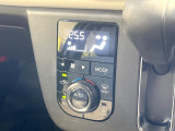 【オートエアコン】一度お好みの温度に設定すれば、車内の温度を検知し風量や温度を自動で調整。暑い&hellip;寒い&hellip;と何度もスイッチ操作をする必要はありません。快適な車内空間には必須の機能ですね♪