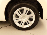 【純正ホイール】・・・純正ホイールでタイヤの山もしっかり残っております!ユーカー選びのポイントのひとつです。