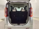 後席を倒さなくても、ゆとりある荷室。
