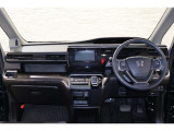 操作性に優れた運転席となります!小物入れや各ボタンの配置にこだわり、使いやすいです!座り心地もよく視認性も良好なのでロングドライブもお任せ下さい!