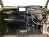 車内は光触媒抗菌消臭施工済です。スタイリッシュなデザインでスポーティなインパネ周りを演出します。グローブボックスやカップホルダーのほかにトレーなどたくさんの収納スペースが付いています。