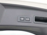 <電動バックゲート>スイッチ操作により電動でバックドアが開閉する機能です。 傘をさしていたり、荷物を持っていたり、子供を抱いているなど手がふさがっている際のバックドアの開け閉めが便利になります。