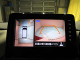 上から丸見え!アラウンドビューカメラです。お車の周りを写します。もちろん後退時には右画面に大きく表示します。