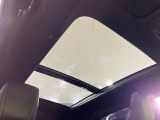 【サンルーフ】開放感たっぷりの希少装備、サンルーフが装着されています!車内に明かりを取り入れたり景色を楽しむ以外にも、車内の空気も簡単に換気できて快適です!