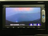 ギヤをR(バック)に入れるとナビの画面に後ろの映像が映るリアカメラ付です。後退時、コンディションが悪い視界でもカラーバックモニターがドライバーをサポートします。