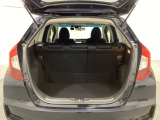ラゲッジも広く使いやすいトランクは、開口部も広く荷物の積み下ろしもしやすいお車となっております。リアシートの背もたれは6:4の割合で分割して可倒できるので、長いお荷物などを載せることもできます。